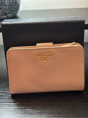 PRADA Saffiano Metal Leather Lampo Bi-Fold Wallet Beige/Pink Cammeo Box Set